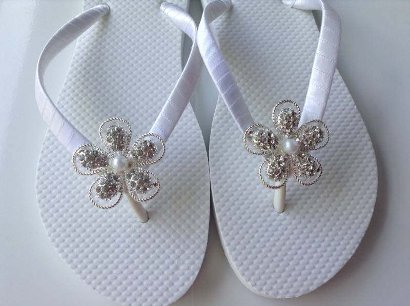 Weiße Braut Strass Blumen Flip Flops, Brautsandalen, Weiße Hochzeit Strand Hochzeitssandalen Weiße Braut Strass Blumen Flip Flops, Brautsandalen, Weiße Hochzeit Strand Hochzeitssandalen von KayKaysBridal