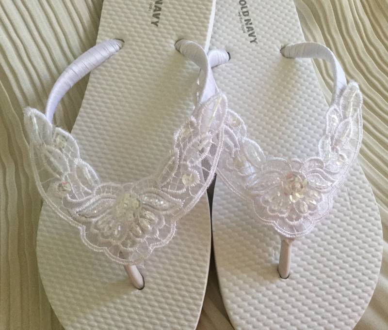 Weiße Brautspitze Flip Flops Mit Kristallen, Strand Hochzeit Sandalen von KayKaysBridal