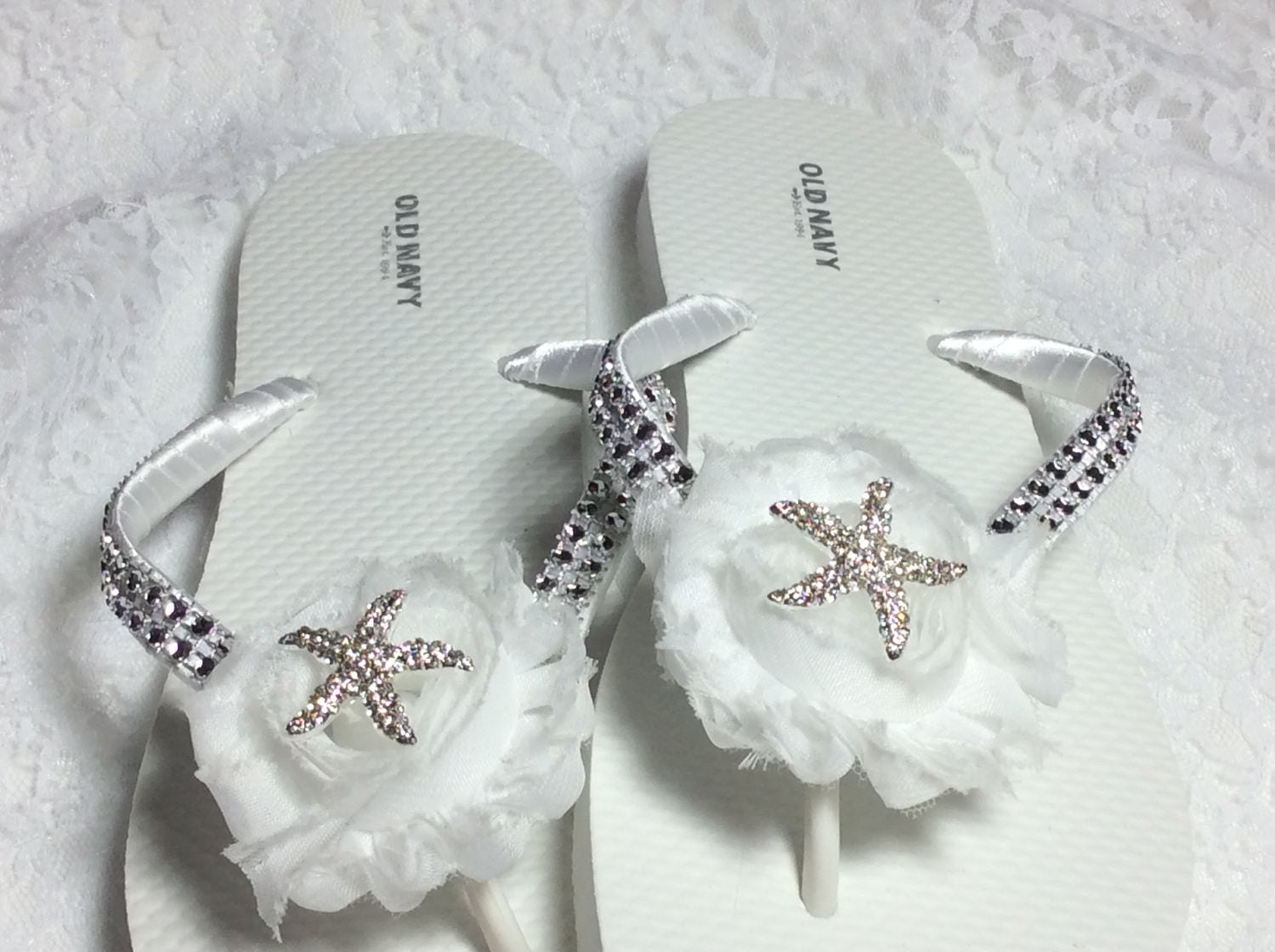 Weiße Hochzeits Flip Flops, Strass Flops Brautjungfer, Hochzeit Schwarze Braut Weiße Hochzeits Flip Flops, Strass Flops Brautjungfer, Hochzeit Schwarze Braut von KayKaysBridal