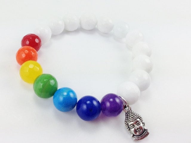 7 Chakra Heilung Stretch Perlen Weißer Achat Yoga Armband Buddha Charm von KayKaysDesigns