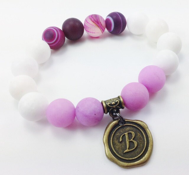 Anfängliche Wax Seal Fuchsia Gestreift Matt Satiniert Achat Perlen Stretch Armband, Personalisierter Schmuck von KayKaysDesigns
