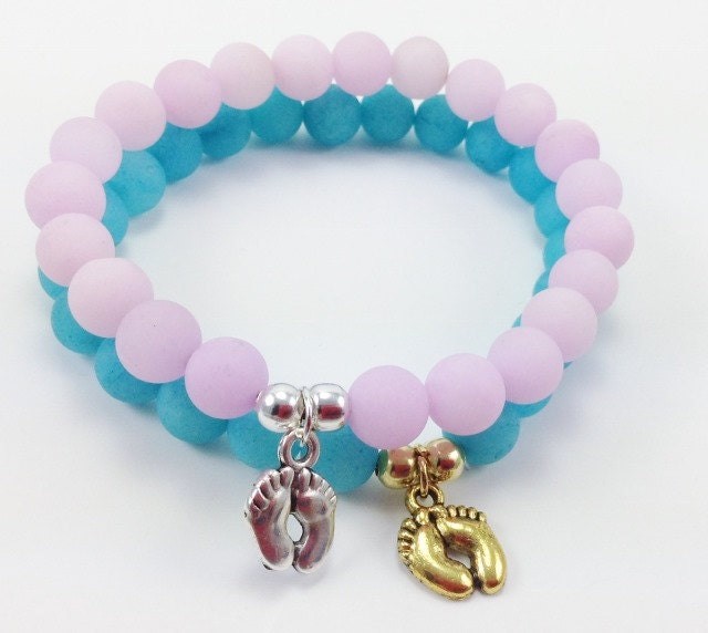 Babyfüßchen Charm Rosa Matt Jade Stretch Perlenarmband von KayKaysDesigns