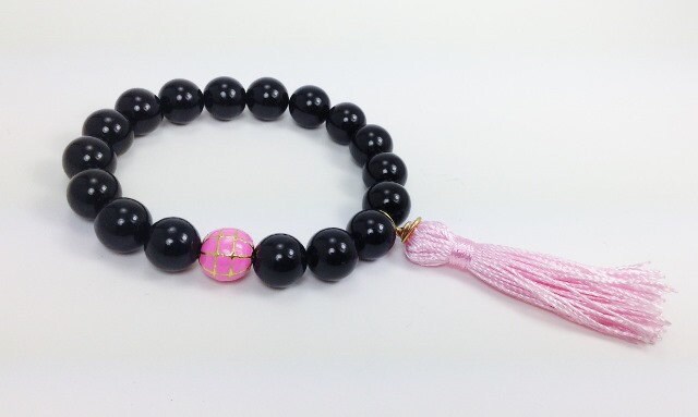 Black Onyx Stretch Perlen Armband Mit Rosa Quaste Und Rosa Emaille Bead Spacer von KayKaysDesigns
