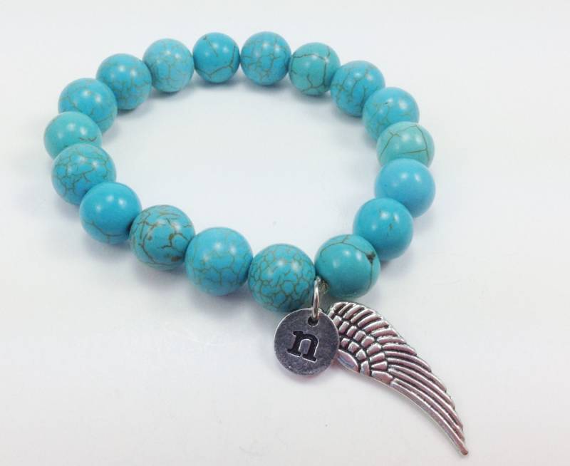 Blaue Türkis Engel Flügel Mit Initial Perlen Stretch Armband von KayKaysDesigns