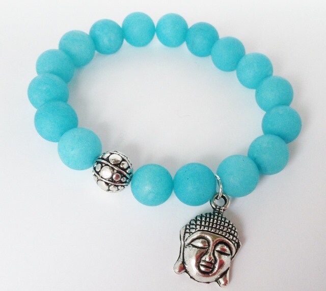 Buddha Kopf Charm Matt Türkis Jade Stretch Perlen Armband von KayKaysDesigns