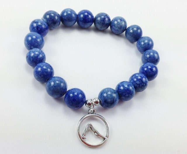 Gepunktet Blau Jasper Hund Nach Unten Perlen Armband, Inspiriert Yoga Stretch Armband von KayKaysDesigns