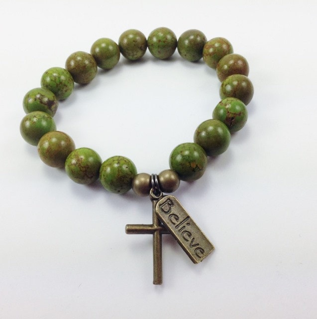 Green Howlith Türkis Stretch-Armband Mit Perlen Kreuz Und Glauben Charme von KayKaysDesigns
