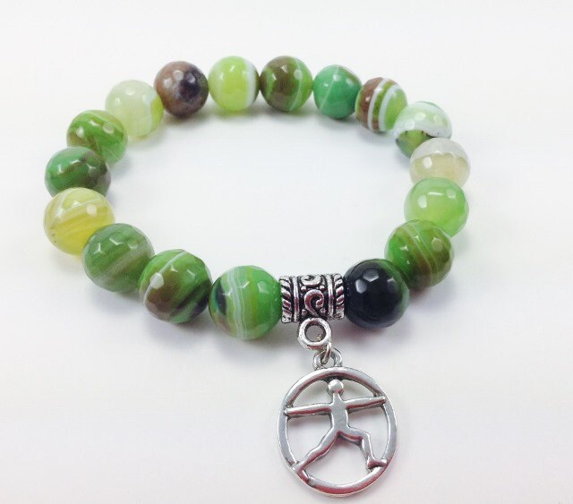 Grüne Achat Krieger Yoga Pose Charm Perlen Armband, Inspirierte Stretch Armband von KayKaysDesigns