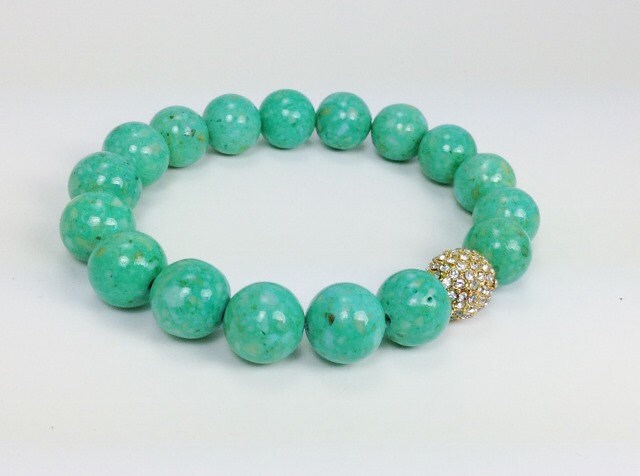 Grüne Fossil Armband Mit Goldenem Metall Perlen Spacer Stretch Mother's Day Geschenk Zu Ebnen von KayKaysDesigns