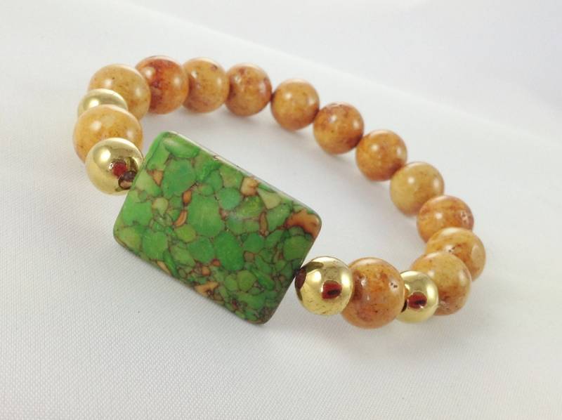 Grünes Mosaik-Türkis Armband, Tan Fossilien Perlen, Chunky Stretch Armband von KayKaysDesigns