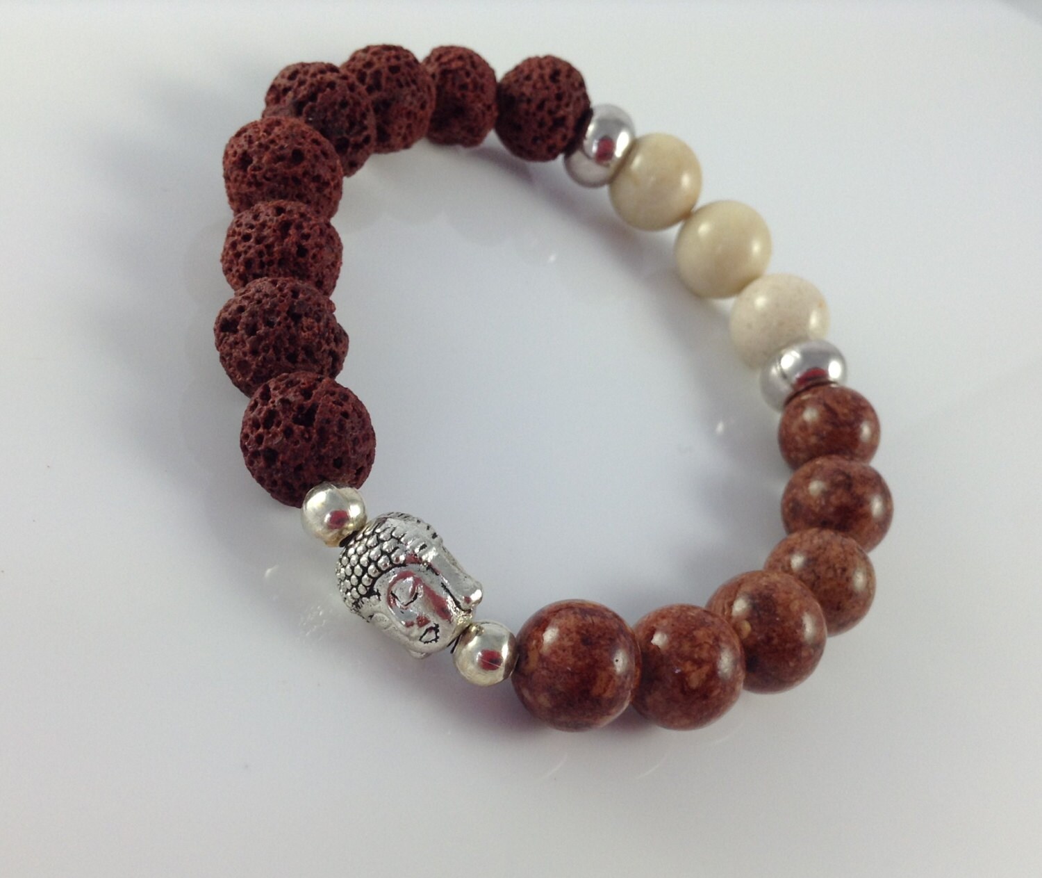 Herren Buddha Rot Lava Stretch Armband, Fossil Strecken Perlen Braun Armband von KayKaysDesigns