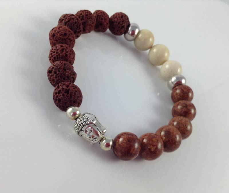Herren Buddha Rot Lava Stretch Armband, Fossil Strecken Perlen Braun Armband von KayKaysDesigns