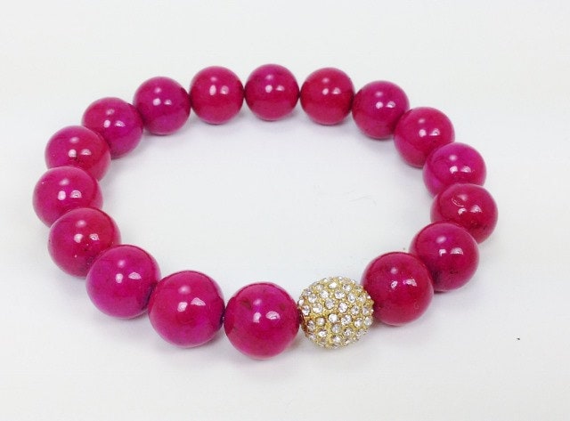 Hot Pink Fossil Armband Mit Goldenem Metall Ebnen Bead Spacer Stretch Perlen Mother's Day Geschenk von KayKaysDesigns