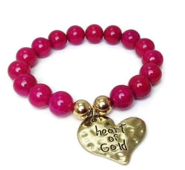 Hot Pink Fossil Stretch Perlen Charm Herz Gold Armband, Muttertag Geschenk von KayKaysDesigns