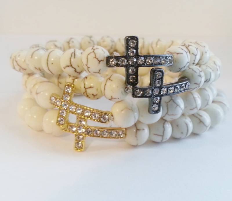 Kleine Seitliche Kreuz Weiß Howlith Perlen Stretch Armband von KayKaysDesigns