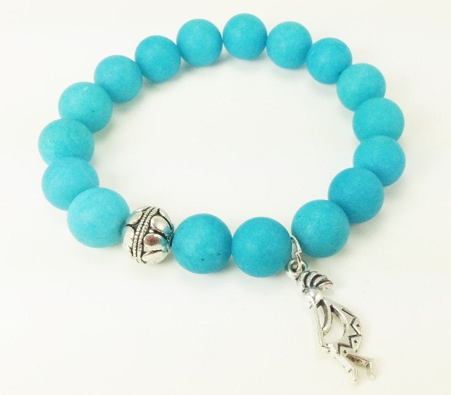 Kokopelli Armband Türkis Matt Jade Stretch Armband, Fruchtbarkeit Charm von KayKaysDesigns