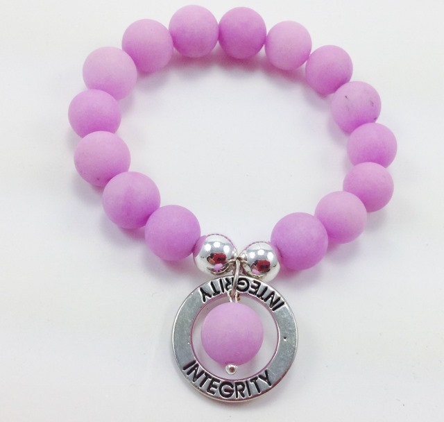 Lavendel Matte Integrität Jade Perlen Armband Stretch von KayKaysDesigns