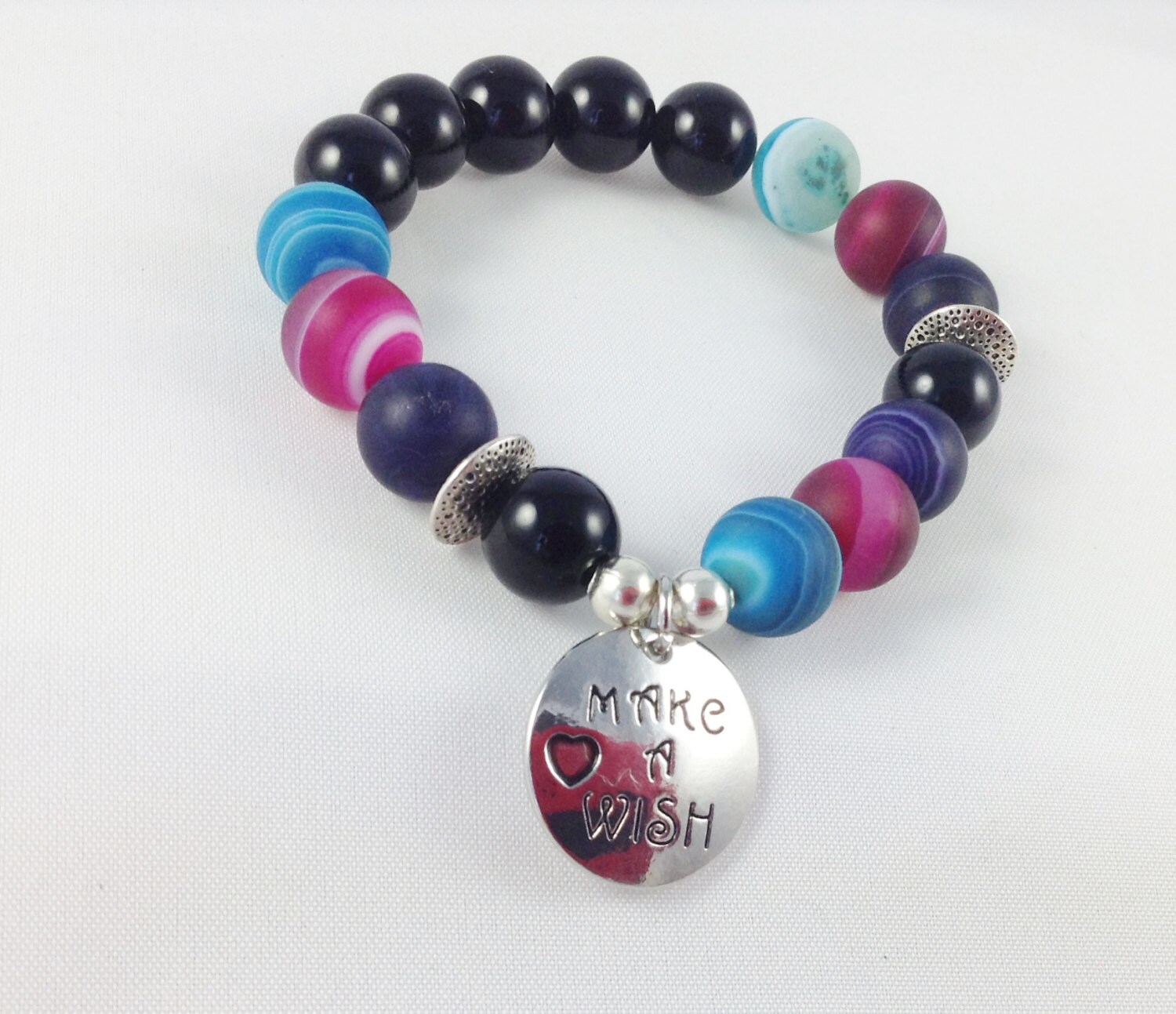 Machen Sie Eine Wunsch-Onyx Und Mattierte Streifen Achat Stretch Perlen Armband Geschenk Unter 20 von KayKaysDesigns