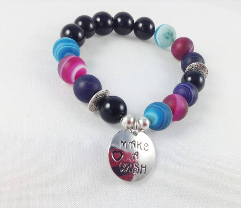 Machen Sie Eine Wunsch-Onyx Und Mattierte Streifen Achat Stretch Perlen Armband Geschenk Unter 20 von KayKaysDesigns