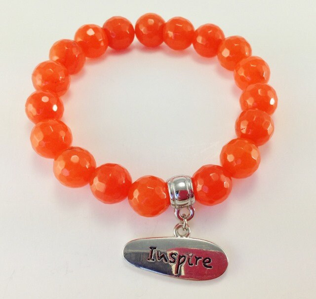 Mandarine Facettierten Jade Stretch Armband Mit Inspire-Charme von KayKaysDesigns