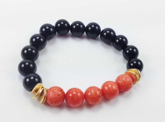 Onyx Und Korallen Stretch Armband von KayKaysDesigns