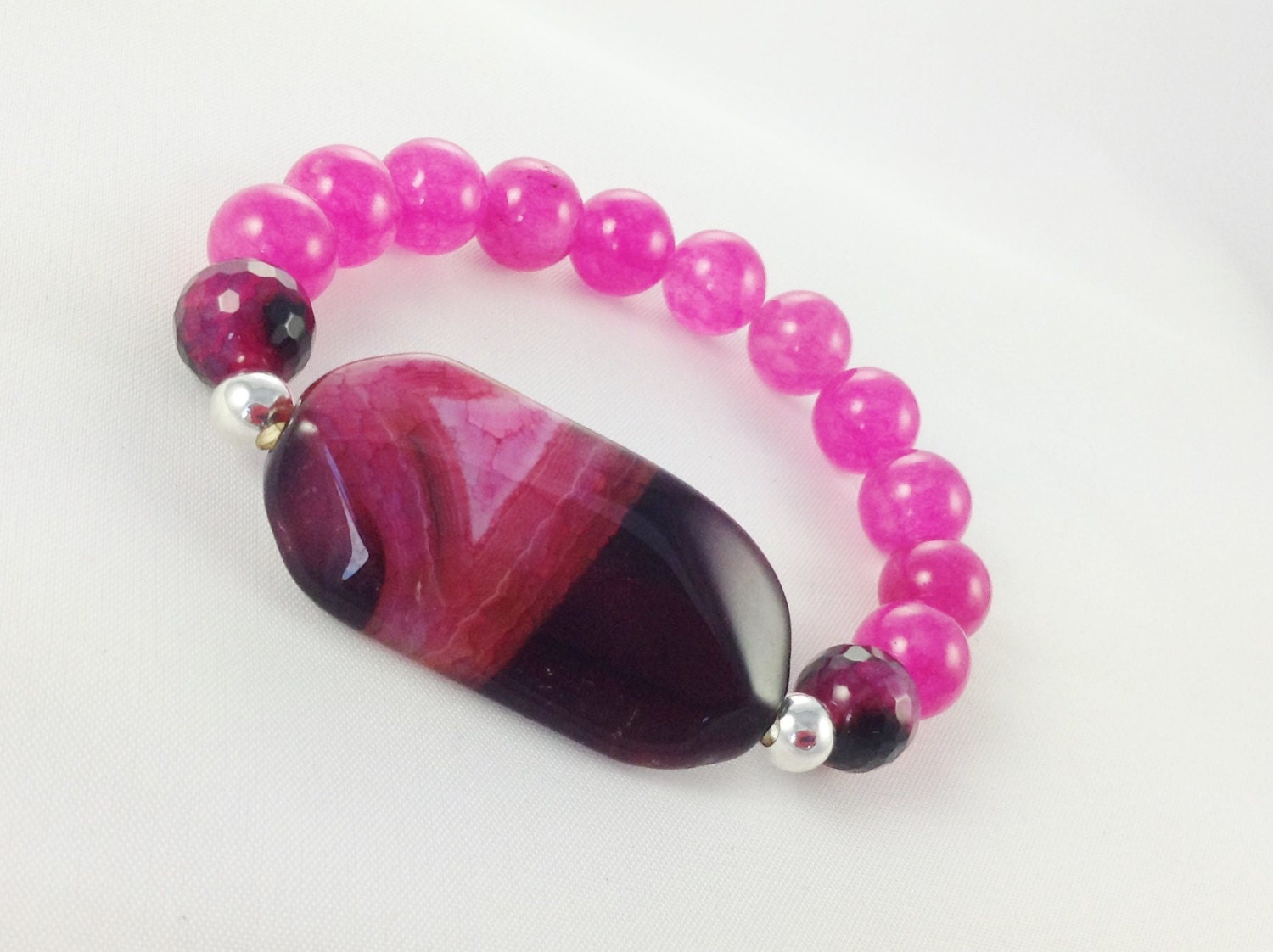 Rosa Feuer Achat Stein Strecken Perlen Armband, Klobige Armband Geschenk Unter 25 von KayKaysDesigns