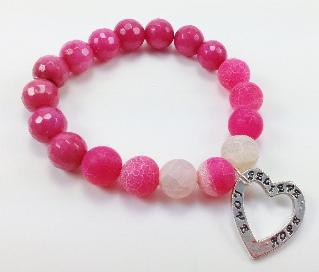 Rosa Jade Und Matt Achat Perlen Stretch Armband Love Charm Glaube Liebe Hoffnung von KayKaysDesigns