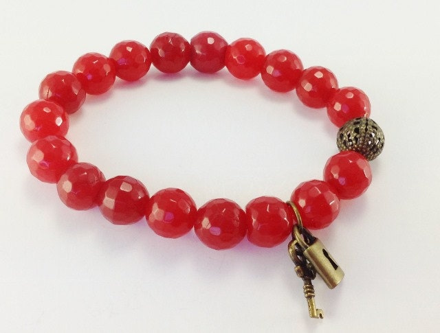 Rote Facettierte Jade Perlen Stretch Armband von KayKaysDesigns