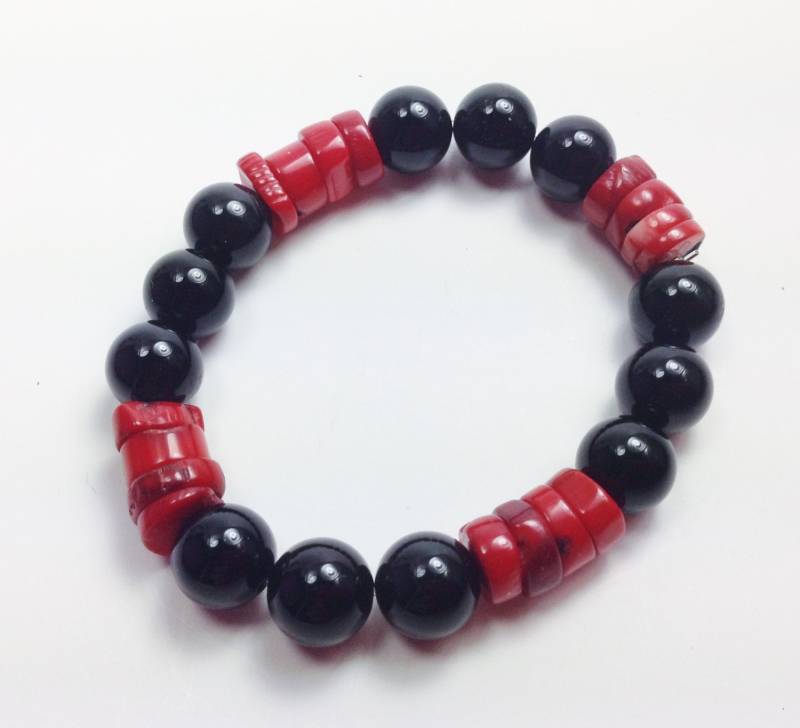 Rote Koralle Mit Onyx Perlen Stretch Armband von KayKaysDesigns