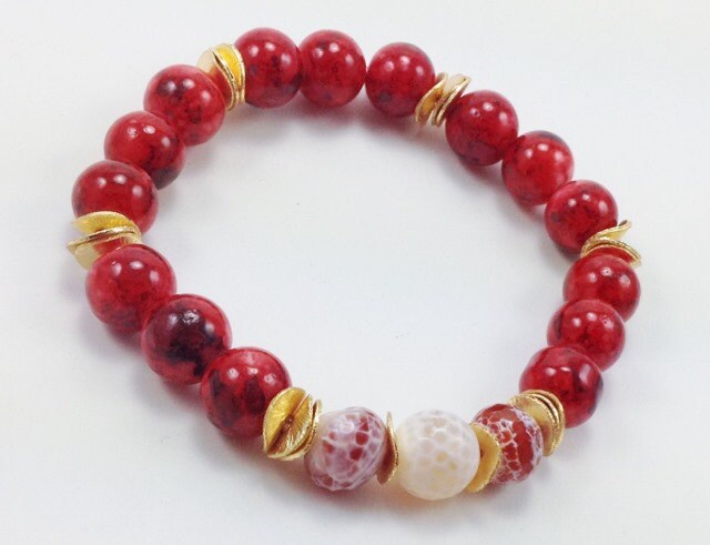 Roter Perlen Armband Mit Kupfer Wellig Disc Stretch von KayKaysDesigns