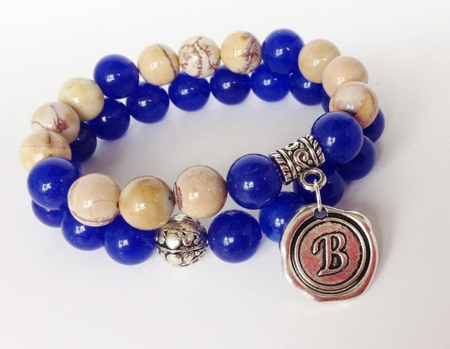 Royal Blue Und Creme Erste Siegel Charme Stretch Perlen Armband-Set Von 2 von KayKaysDesigns