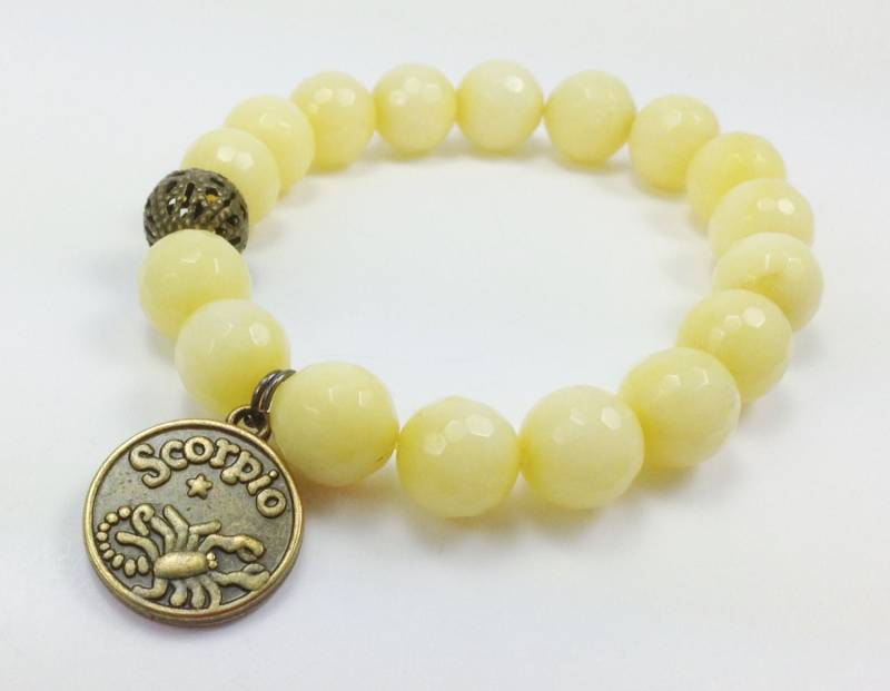 Scorpio Zadiac Zeichen Charme Gelbe Jade Perlen Armband von KayKaysDesigns