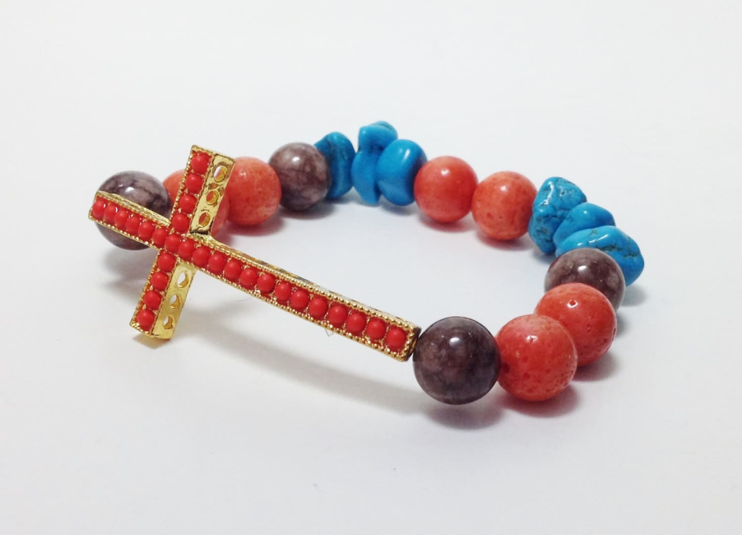 Seitlich Korallen Perlen Kreuz Stretch Armband Mit Türkis Koralle Und Brown von KayKaysDesigns