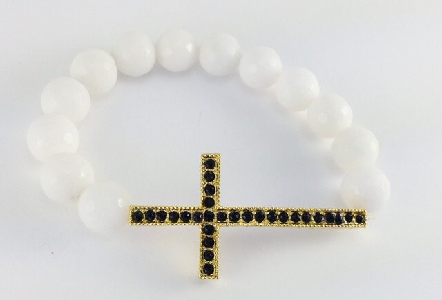 Seitlich Weißer Jade Perlen Kreuz Stretch Armband von KayKaysDesigns