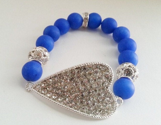 Seitwärts Strass Stretch Armband Silber Herz Royalblau Matt Jade Beads von KayKaysDesigns