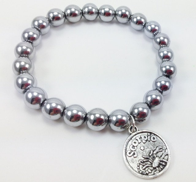 Skorpion Sternzeichen Charm Hämatit Stretch Perlen Armband, Personalisierte Armband von KayKaysDesigns