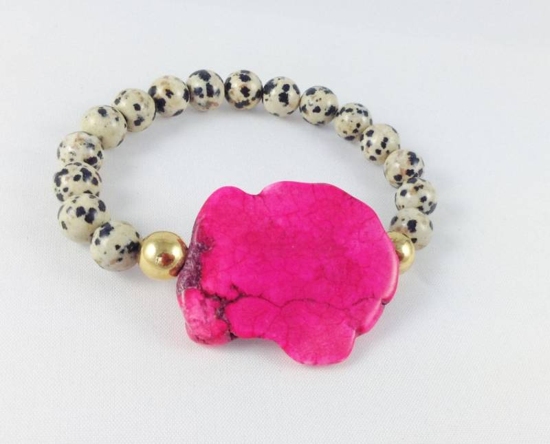 Slab Stretch Rosa Howlith Perlen Armband, Dalmatiner Jaspis Klobige Geschenk Unter 25 von KayKaysDesigns