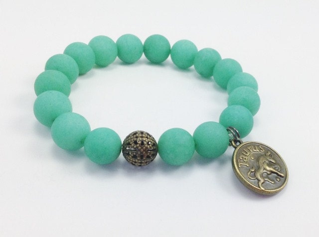 Stier-Sternzeichen Green Jade Perlen Stretch Armband von KayKaysDesigns