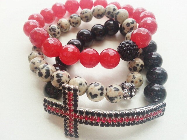 Stretch Perlen Armbänder Stapelbar Rot Und Schwarz Seitlich Schwarz, Dalmation Jasper Red Jade Beads von KayKaysDesigns
