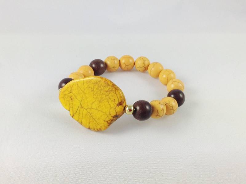 Terekay-Howlith-Tafel Und Braun Gelb Stretch Perlen Armband, Klobige Geschenke Unter 25 von KayKaysDesigns