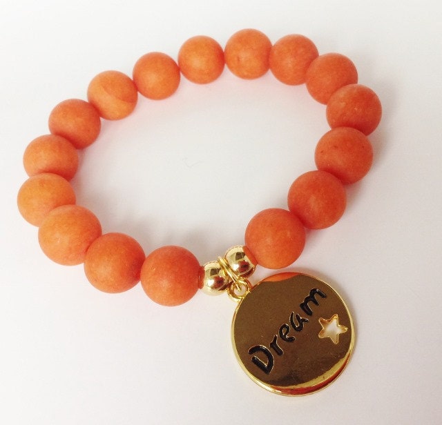 Träumen Charme Mandarine Matt Jade Stretch Perlen Armband von KayKaysDesigns