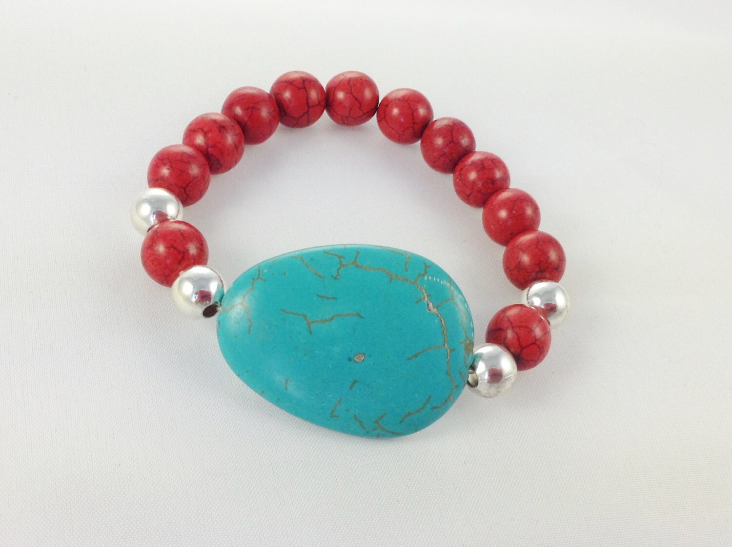 Türkis Howlith Stein Und Rote Stretch Perlen Armband, Klobige Geschenk Unter 15 von KayKaysDesigns