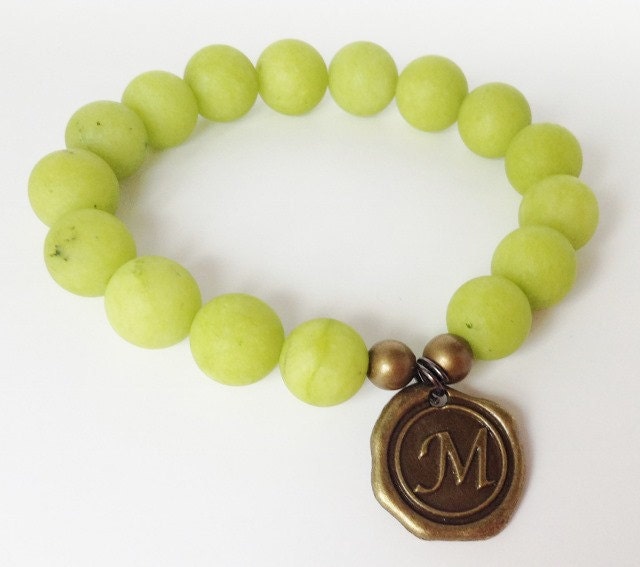 Wachs Siegel Anfangsbuchstaben Lime Grün Matt Achat Perlen Stretch Armband, Personalisierter Schmuck von KayKaysDesigns