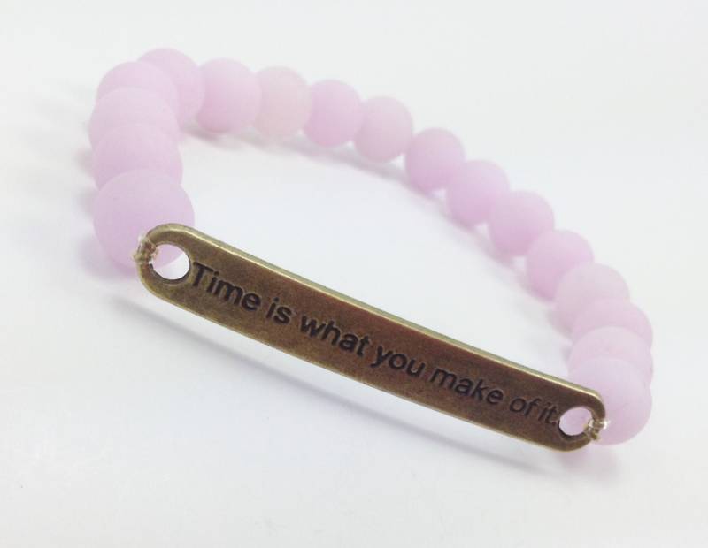 Zeit Ist Was Du Draus Machst Light Pink Matte Jade Perlen Stretch Armband von KayKaysDesigns