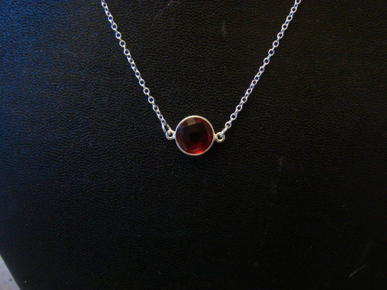 Roter Granat Anhänger ~ .925 Sterling Silber Fassung Und Kette 16.5mm X 10, 8mm Rund Schliff Echt Natürlich Abgebaut Roter Granat Anhänger ~ .925 Sterling Silber Fassung Und Kette 16.5mm X 10, 8mm Rund Schliff Echt Natürlich Abgebaut von KayLynneNelsen