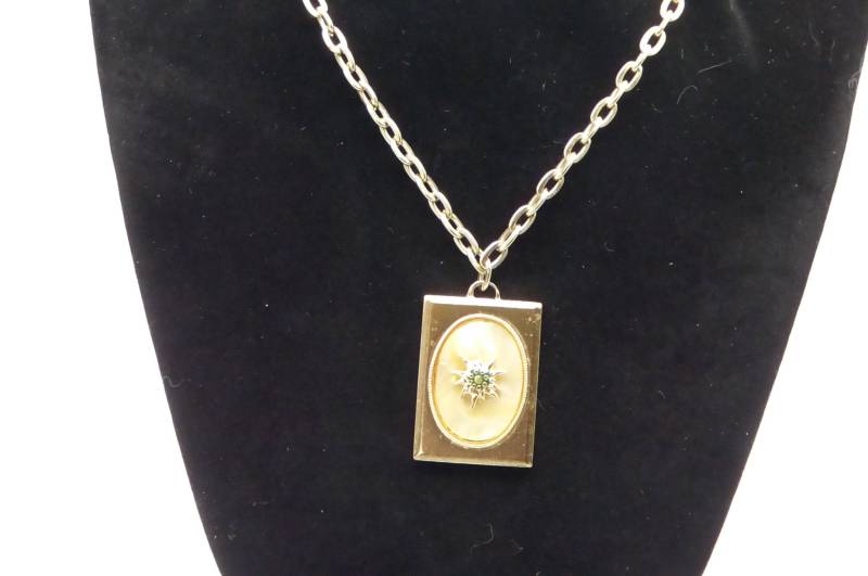 Bezaubernder Anhänger Und Kette in Goldton Aus Den 70Er Jahren von KaySueGems