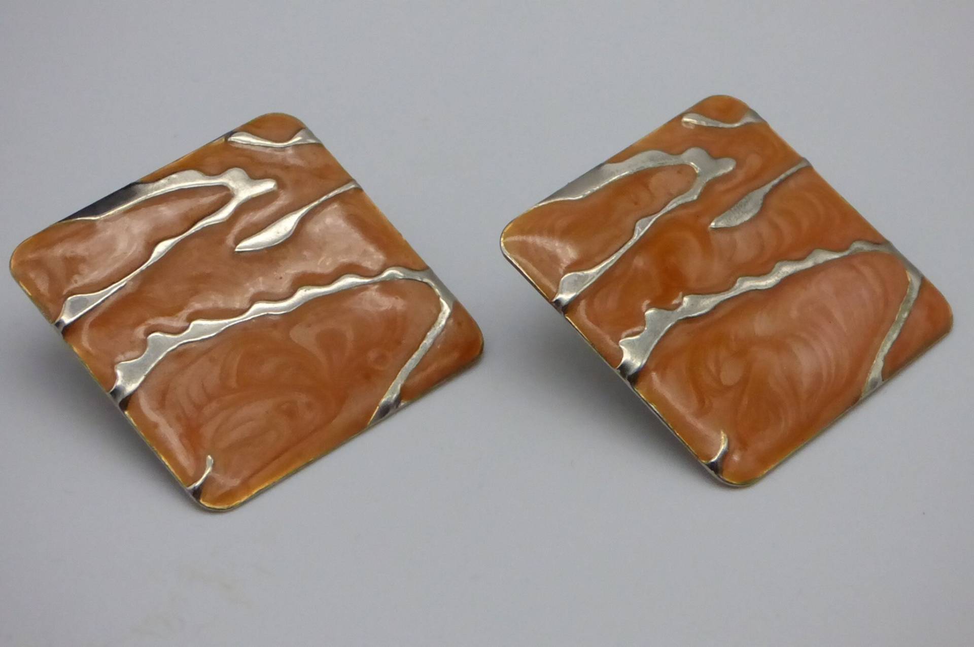 Große 1980S Silberfarbene Emaille Ohrringe von KaySueGems