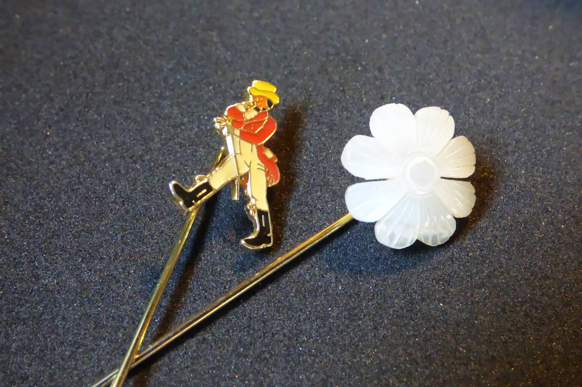 Johnnie Walker Whisky Emaille Pin Stick Und Weiße Blume Stick, Anstecknadel, Geschenk-Idee Johnnie Walker Whisky Emaille Pin Stick Und Weiße Blume Stick, Anstecknadel, Geschenk-Idee von KaySueGems