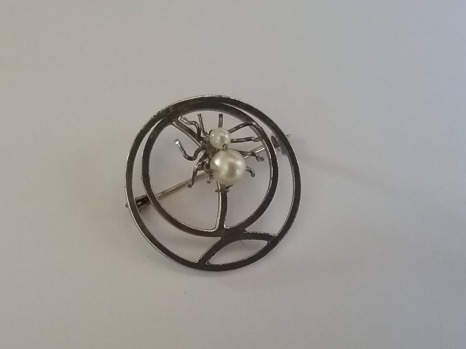 Silberfarbene Spinne Brosche, Der Spinnenkörper Ist Zwei Perlen, Schönes Geschenk Oder Für Halloween von KaySueGems