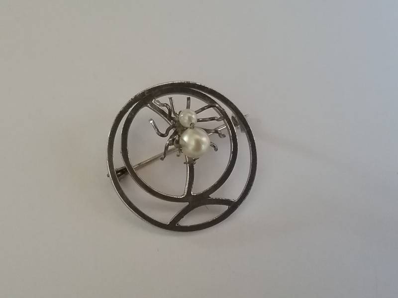 Silberfarbene Spinne Brosche, Der Spinnenkörper Ist Zwei Perlen, Schönes Geschenk Oder Für Halloween von KaySueGems